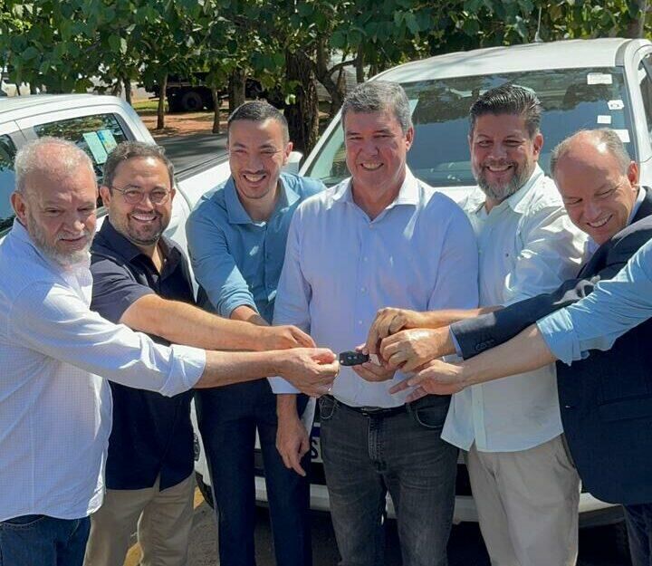 Imagem de compartilhamento para o artigo Marcio Fernandes participa de entrega de caminhonetes para Figueirão, Pedro Gomes, Paraíso das Águas e mais 9 cidades da MS Todo dia